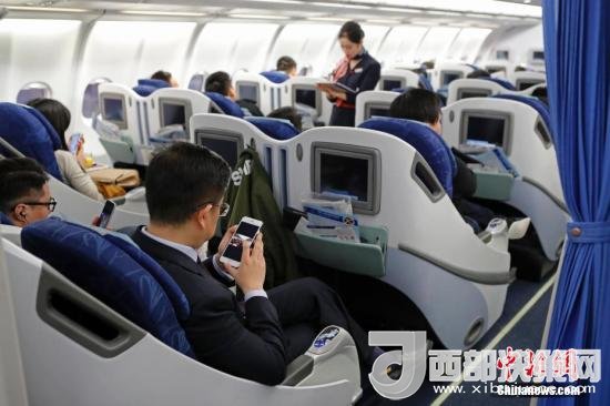 在東航MU5137航班上，旅客全程在飛行模式下可以使用手機(jī)。殷立勤 攝