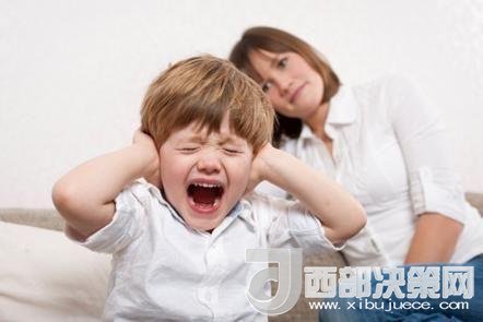 這時孩子可能會一直哭，甚至觀察父母的反應。父母這時候可以讓他哭，哭累了自然就會停下，要讓孩子明白“鬧起來沒道理我不會心疼你”。