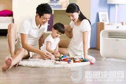 兒童時期，孩子好奇心強，喜歡“打破砂鍋問到底”、“探究性拆東西”、“自言自語做游戲”。這些聽似好笑，看似頑皮的言行舉止，恰恰就是孩子創(chuàng)造火花的閃現(xiàn)。心理學家鄧斯克認為，小孩子在游戲中的“假裝”會大大促進他們的發(fā)散思維。