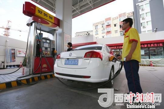 資料圖：山西太原，加油站工作人員正在給車輛加油?！?jiān)?攝