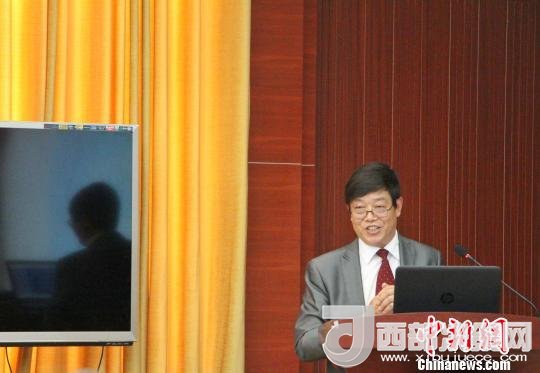 圖為中南大學(xué)教授歐陽友權(quán)在現(xiàn)場作了題為“我國文化產(chǎn)業(yè)發(fā)展的三大拐點(diǎn)與高校的責(zé)任”報(bào)告。　趙曉 攝