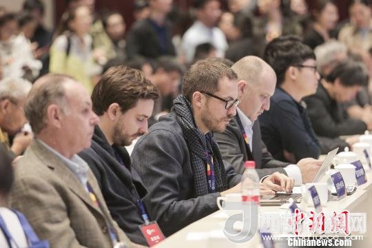 河北工業(yè)設(shè)計創(chuàng)新中心(以下簡稱HIDC)啟動儀式暨“設(shè)計促轉(zhuǎn)型·創(chuàng)新贏未來”國際工業(yè)設(shè)計工作坊26日在河北省省會石家莊市舉行。圖為與會各國設(shè)計師。　肖欣 攝