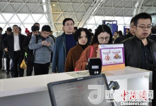 圖為旅客等待進(jìn)入客艙?！慰∶?攝