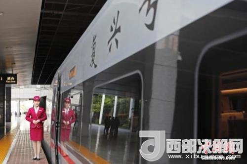 資料圖：4月10日，列車員在“復(fù)興號(hào)”列車旁迎接旅客的到來(lái)。 <a target='_blank'  data-cke-saved- >中新社</a>記者 殷立勤 攝