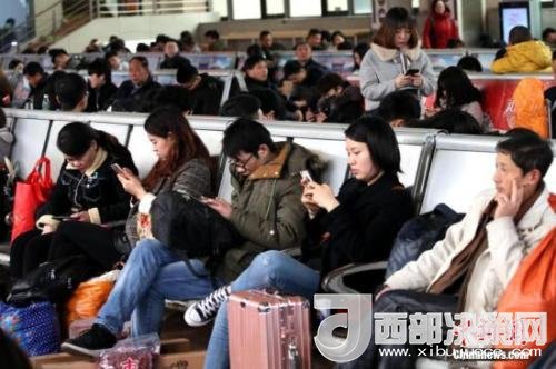 資料圖：移動(dòng)互聯(lián)網(wǎng)時(shí)代，旅客都拿著手機(jī)打發(fā)時(shí)間。<a target='_blank' >中新社</a>記者 王中舉 攝