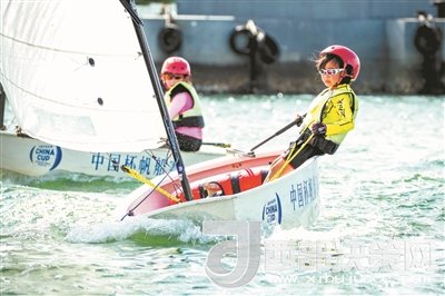 青島市北區(qū)立新小學(xué)學(xué)生參加2017年中國杯青少年帆船OP項(xiàng)目比賽。孫軍/攝