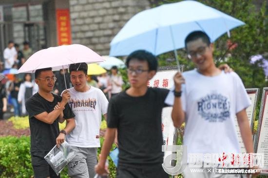 資料圖：6月8日，山西太原，考生打傘走出考場。當(dāng)日，全國部分地區(qū)2018年高考結(jié)束。 <a target='_blank'  data-cke-saved- >中新社</a>記者 武俊杰 攝