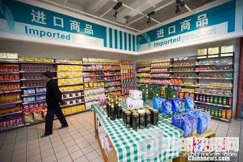 資料圖：民眾正在超市挑選進口商品。 <a target='_blank'  data-cke-saved- >中新社</a>記者 張云 攝