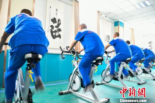 山西省戒毒人員正在進行身體鍛煉?！⊥踅ㄜ?攝