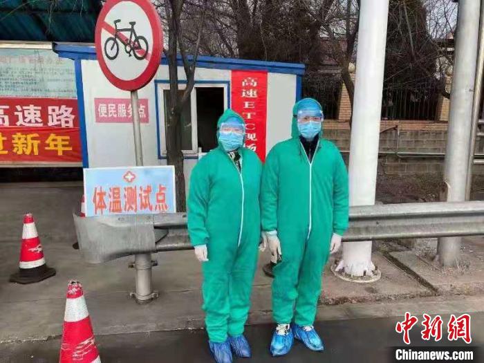 鄉(xiāng)鎮(zhèn)衛(wèi)生院和社區(qū)衛(wèi)生中心工作人員排查發(fā)熱患者?！〗樾菔嗅t(yī)療集團(tuán)供圖 攝