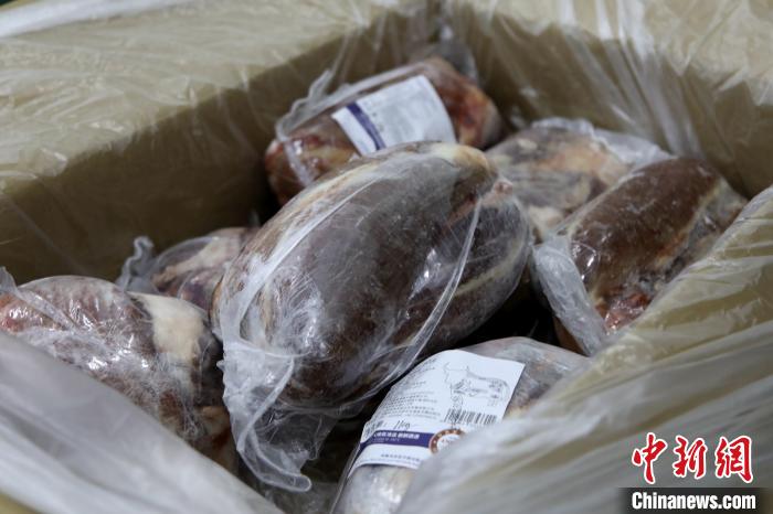 當(dāng)雄縣援鄂物資中的牦牛肉，圖中的為腱子肉，是牦牛肉中的“極品”?！‘?dāng)雄縣 供圖 攝