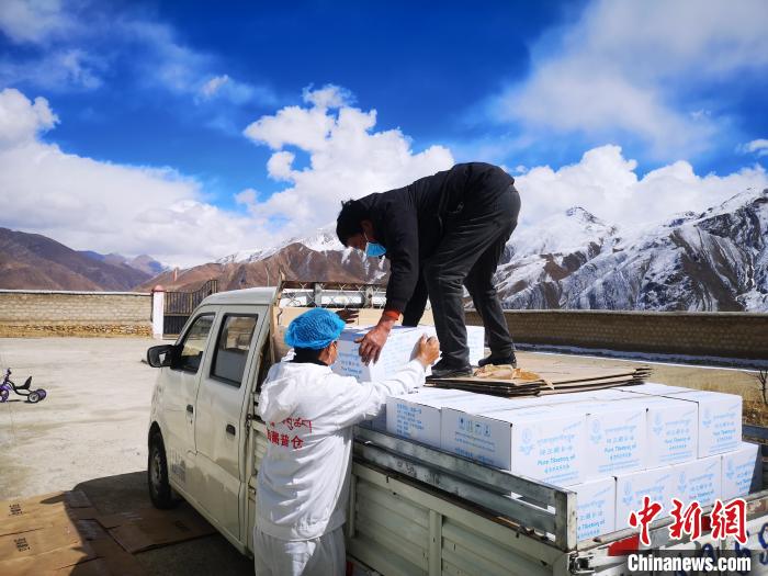 圖為工作人員搬運物資。堆龍德慶區(qū)宣傳部供圖
