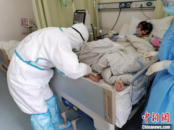 徐陶在工作中。四川援助湖北醫(yī)療隊供圖