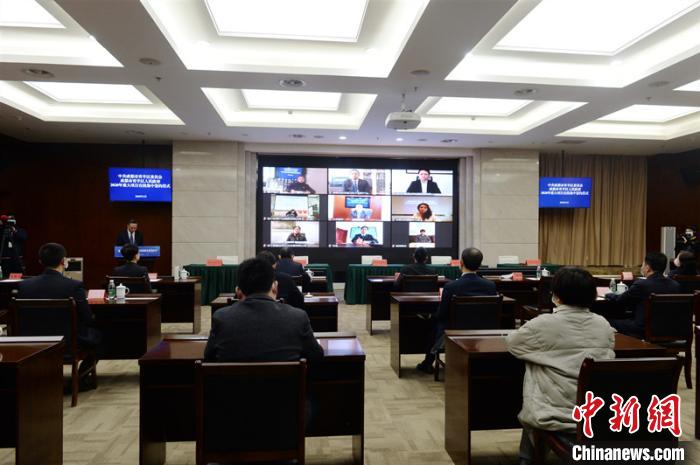 青羊區(qū)2020年重大項(xiàng)目在線集中簽約儀式現(xiàn)場(chǎng)。青羊區(qū)委宣傳部供圖