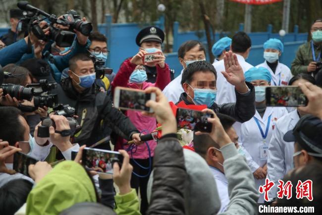 圖為貴州省最后一名新冠肺炎確診患者從貴州省將軍山醫(yī)院出院，患者與眾人揮手告別?！■暮陚?攝