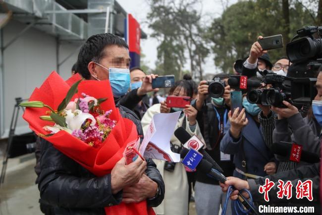 圖為貴州省最后一名新冠肺炎確診患者從貴州省將軍山醫(yī)院出院，患者接受媒體采訪?！■暮陚?攝
