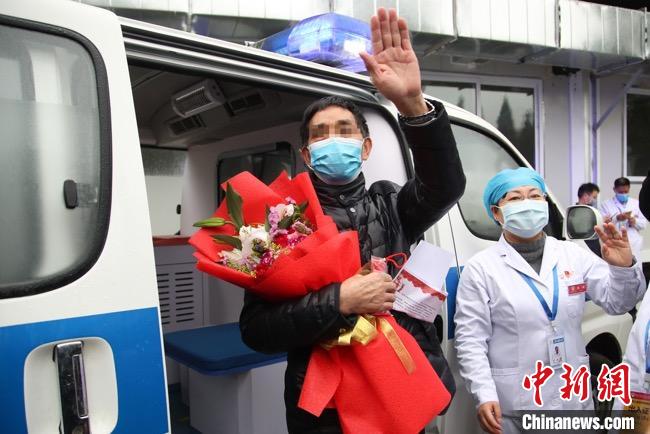 圖為貴州省最后一名新冠肺炎確診患者從貴州省將軍山醫(yī)院出院，患者與眾人揮手告別?！■暮陚?攝
