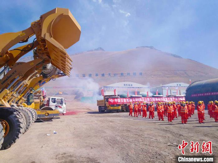 備受國內(nèi)外關注的G0711線烏魯木齊至尉犁高速公路建設項目天山勝利隧道復工“進行時”?！￡悇︼w 攝