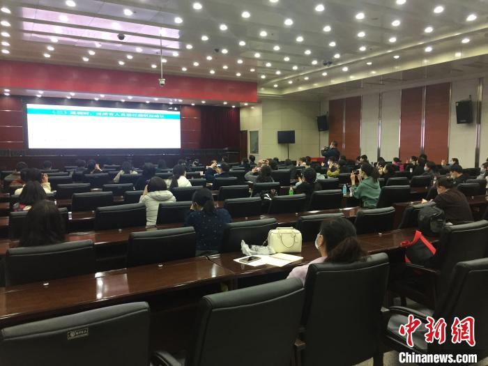 山西選派554名疫情防控指導(dǎo)員駐校指導(dǎo)高三年級開學(xué)疫情防控?！「呷鸱?攝