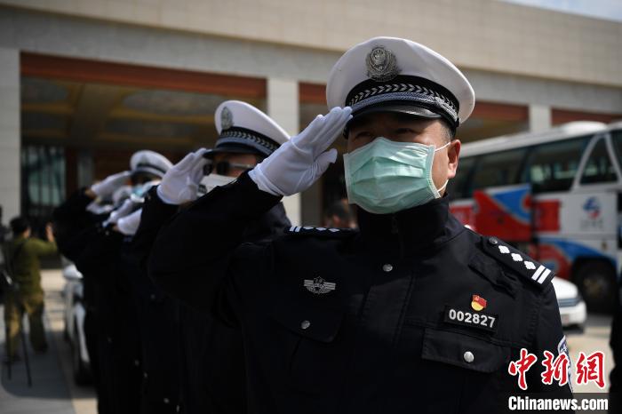 圖為交警們向醫(yī)療隊(duì)敬禮?！】灯?攝