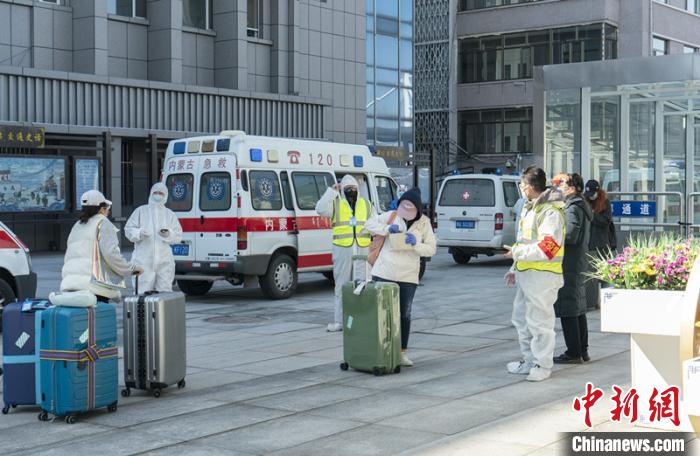 圖為呼和浩特車站“外防輸入”?！∠牧?攝