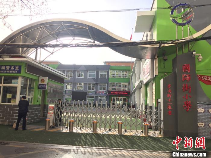校門口設(shè)置臨時(shí)等候區(qū)，區(qū)域四周5米為禁行區(qū)。　高瑞峰 攝