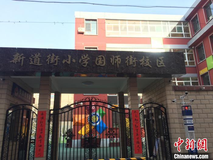 返校學(xué)生要到指定校門口報(bào)到，入校時(shí)需佩戴口罩，并進(jìn)行身份核驗(yàn)、實(shí)名登記、體溫檢測(cè)。　高瑞峰 攝