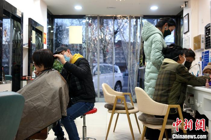 拉薩市民在一美發(fā)店理發(fā)、美甲。　江飛波 攝