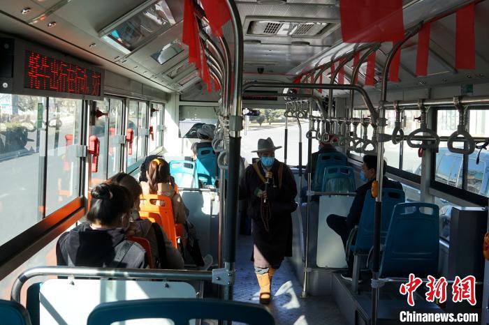 拉薩市民生活如常，圖為民眾戴口罩乘坐公交車?！〗w波 攝