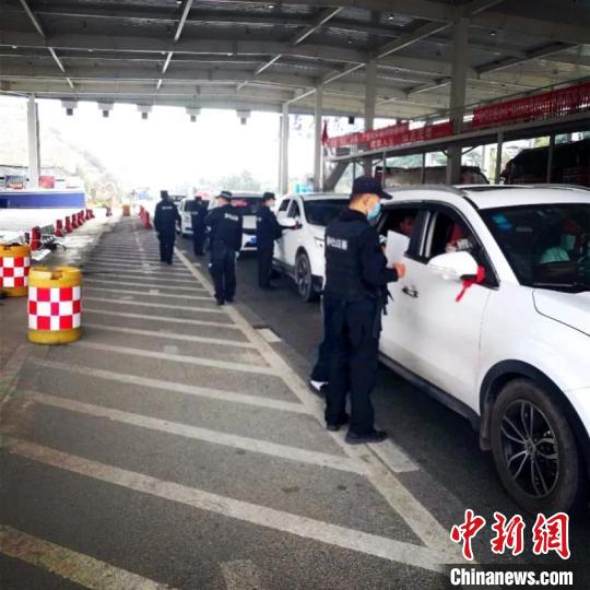 圖為云南一邊境檢查站防控疫情同時(shí)嚴(yán)防境外毒品滲透?！≡颇鲜」矎d供圖 攝