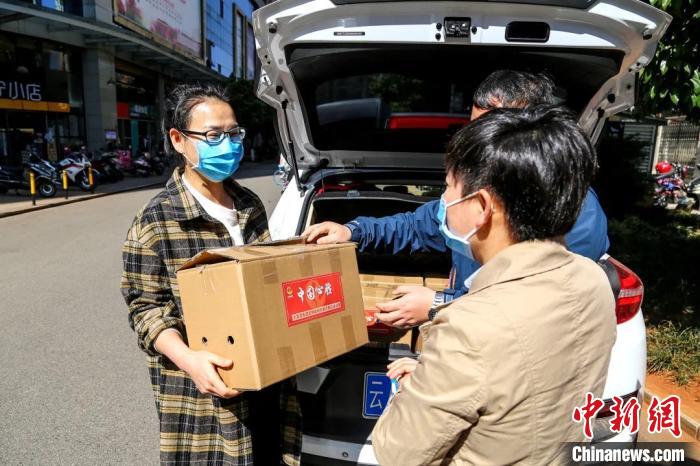 圖為昆明支援湖北醫(yī)護(hù)人員家庭收到“暖心蔬菜”。云南省委統(tǒng)戰(zhàn)部供圖