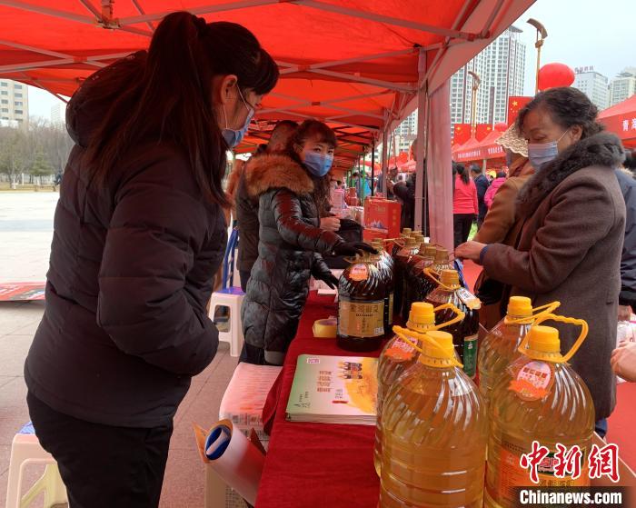 圖為市民們正在采購商品。　孫睿 攝
