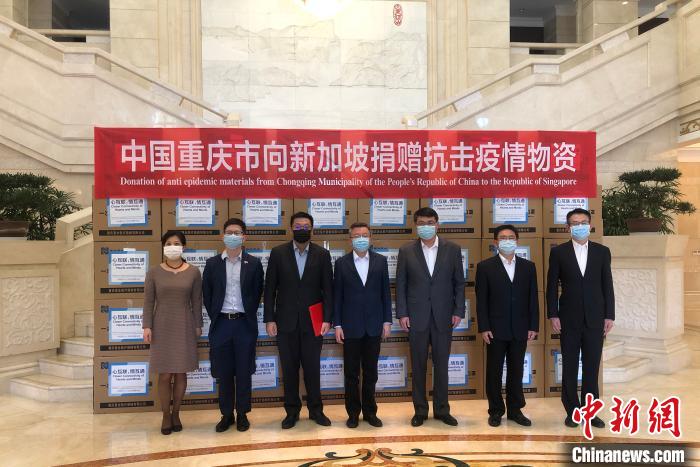 圖為捐贈方與接收方代表合影留念?！⑾嗔?攝