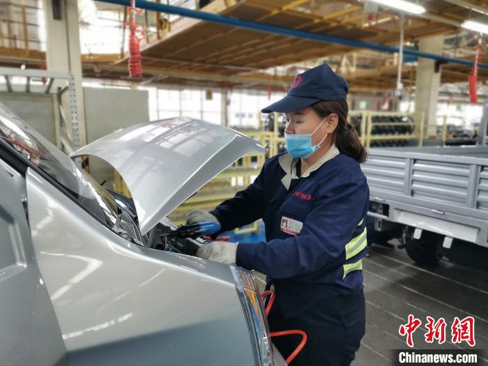 在滿足國(guó)外市場(chǎng)供應(yīng)的同時(shí)，成功汽車也緊盯國(guó)內(nèi)市場(chǎng)，拓渠道保銷量。　高飛 攝