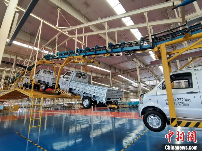 成功汽車是山西省重點(diǎn)轉(zhuǎn)型項(xiàng)目，擁有國(guó)內(nèi)先進(jìn)的零部件、發(fā)動(dòng)機(jī)整機(jī)自動(dòng)裝配和發(fā)動(dòng)機(jī)生產(chǎn)線、實(shí)驗(yàn)線，還有國(guó)際一流的工業(yè)機(jī)器人?！「唢w 攝