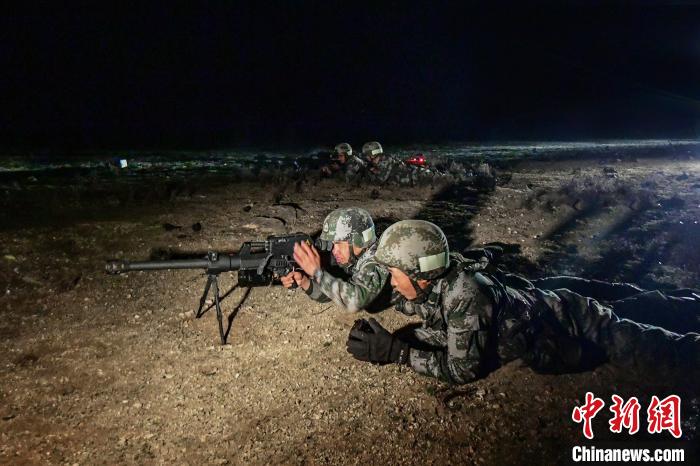夜間狙擊手摧毀敵探照燈?！∑呀?攝