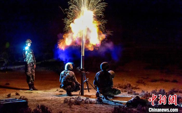 演練中偵察兵在夜間利用迫擊炮摧毀敵輕型裝甲。　郭東東 攝