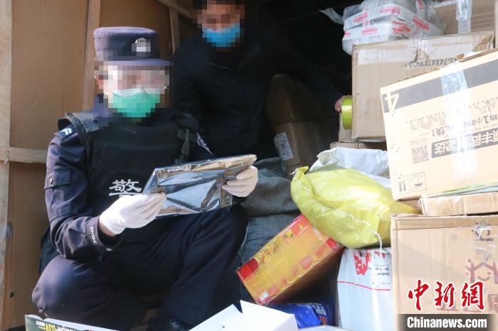 圖為勐康邊檢站民警在對快遞運輸車輛進行例行檢查?！钐?攝