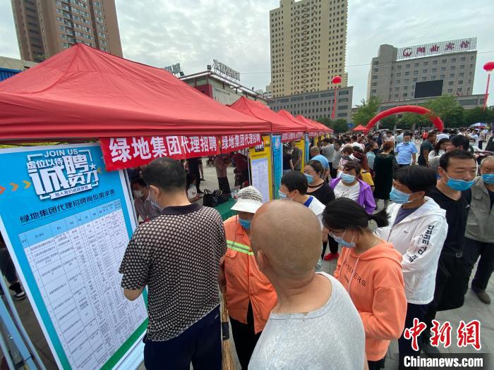 一些知名企業(yè)展臺前，投遞簡歷、咨詢就業(yè)的人絡繹不絕?！∏愊?攝