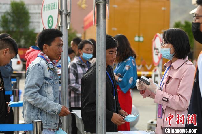 7月7日，考生在拉薩三高考點外進行身份證件核驗。　何蓬磊 攝