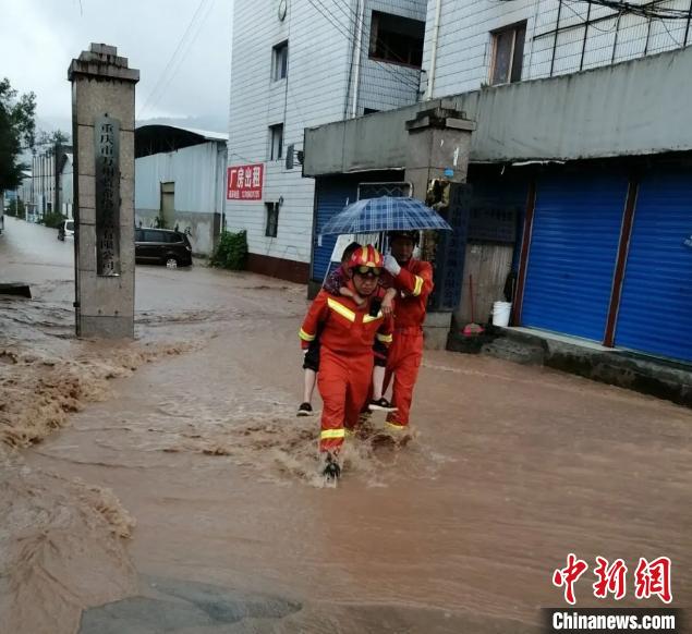圖為消防救援人員營救被困民眾。　重慶萬州區(qū)委宣傳部供圖 攝