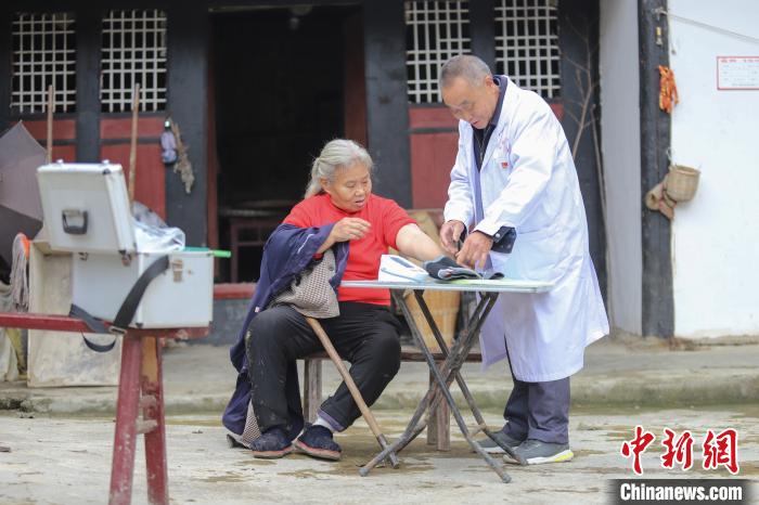 資料圖，貴州村醫(yī)給村民看病?！■暮陚?攝