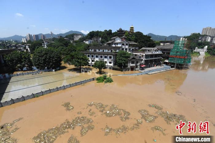 圖為7月27日，嘉陵江重慶段水位持續(xù)上漲，千年古鎮(zhèn)磁器口低洼段已被洪水淹沒。　陳超 攝