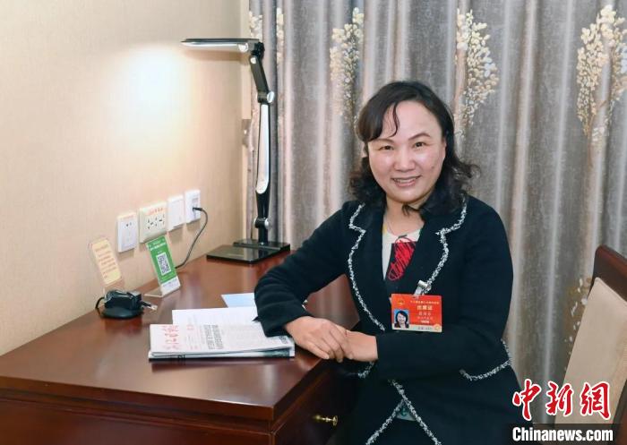 全國(guó)人大代表，浙江省臺(tái)州市椒江區(qū)大陳實(shí)驗(yàn)學(xué)校校長(zhǎng)、黨支部書(shū)記翁麗芬 蔡榮章 攝