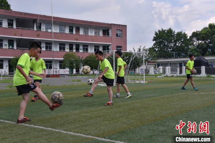 人大代表呼吁篩查防控青少年頸椎、脊柱等健康問(wèn)題
