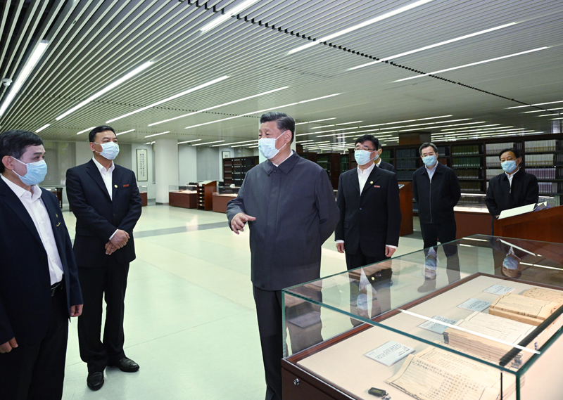 2022年4月25日，習(xí)近平來到中國人民大學(xué)考察調(diào)研。這是他在圖書館考察。