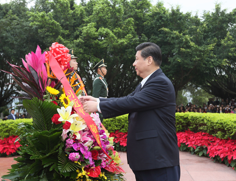 2012年12月8日，習(xí)近平在深圳蓮花山公園向鄧小平銅像敬獻(xiàn)花籃。