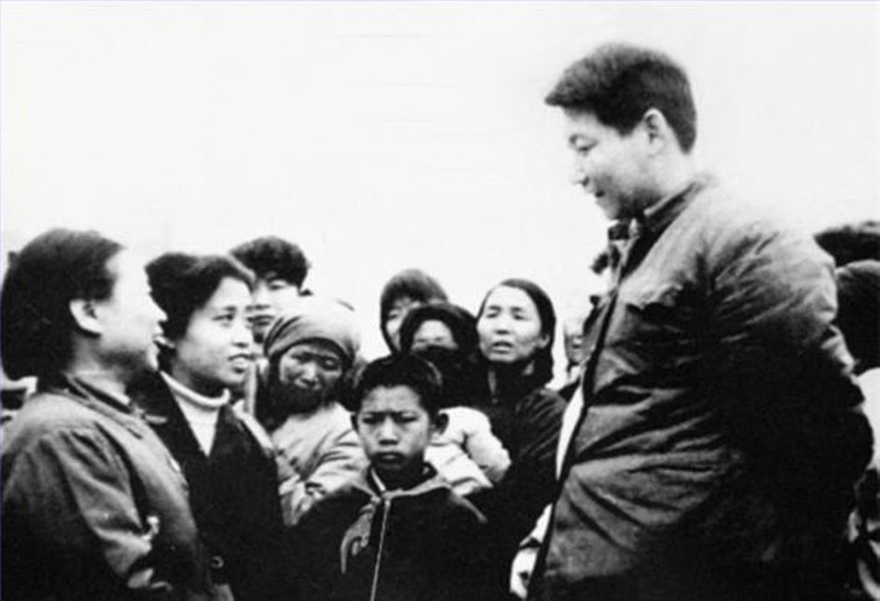 1983年，時(shí)任中共正定縣委書(shū)記的習(xí)近平同趙村群眾交談。