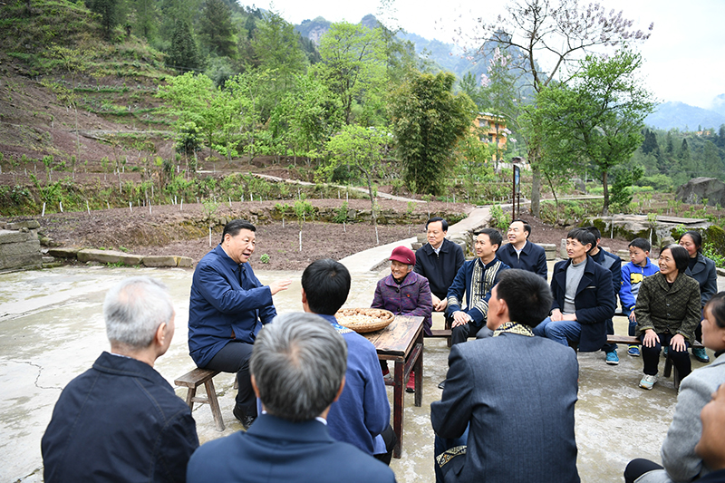 2019年4月15日,習(xí)近平總書記在重慶石柱土家族自治縣中益鄉(xiāng)華溪村同村民代表、基層干部、扶貧干部、鄉(xiāng)村醫(yī)生等圍坐在一起,共話脫貧攻堅(jiān)。