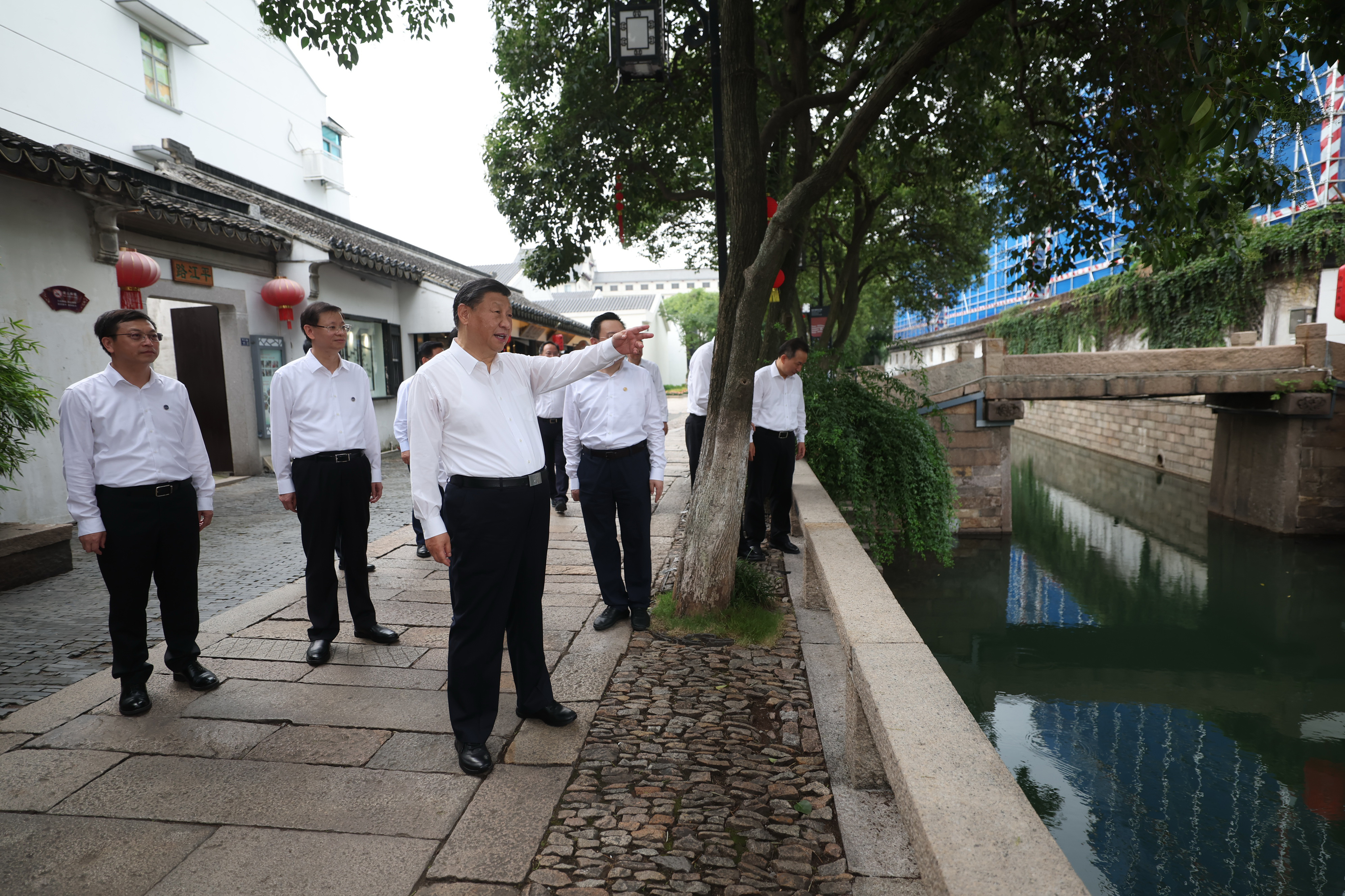 2023年7月6日,習(xí)近平在蘇州平江歷史文化街區(qū)考察。